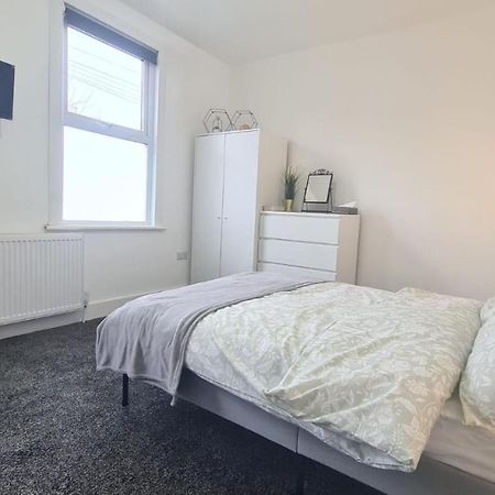Spacious Private Room In Manor Park Londra Exterior foto