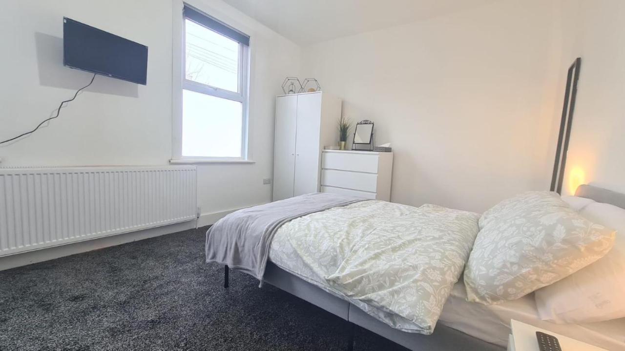 Spacious Private Room In Manor Park Londra Exterior foto