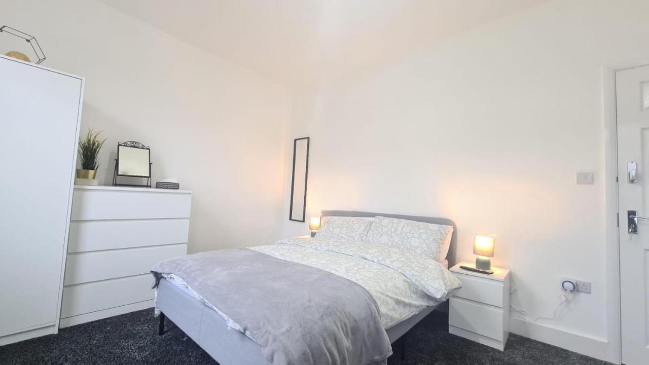 Spacious Private Room In Manor Park Londra Exterior foto